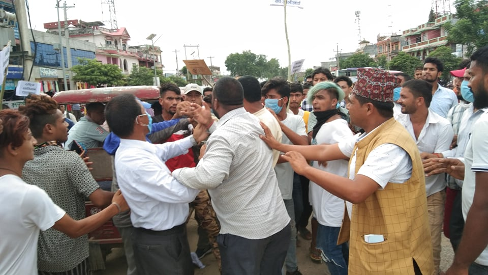 ओली र प्रचण्ड पक्षधरबीच लम्कीमा झडप